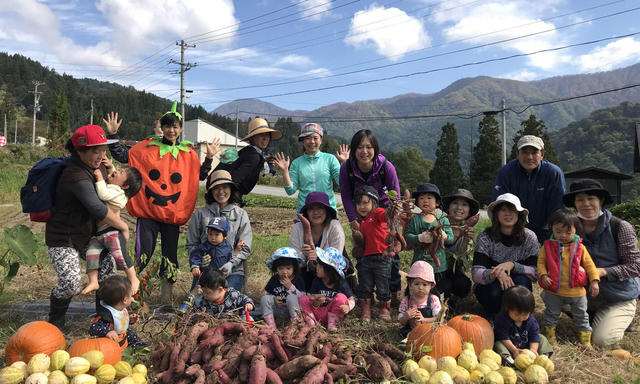 子ども達とサツマイモ掘り、小谷村で土遊び、作物づくり