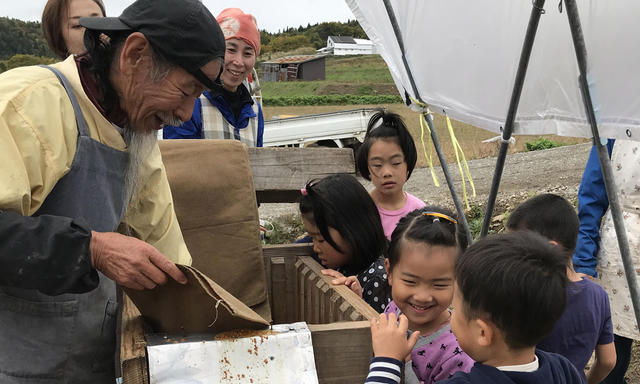 子ども達と小谷村で、醤油しぼり体験、美味しい水で熟成しました