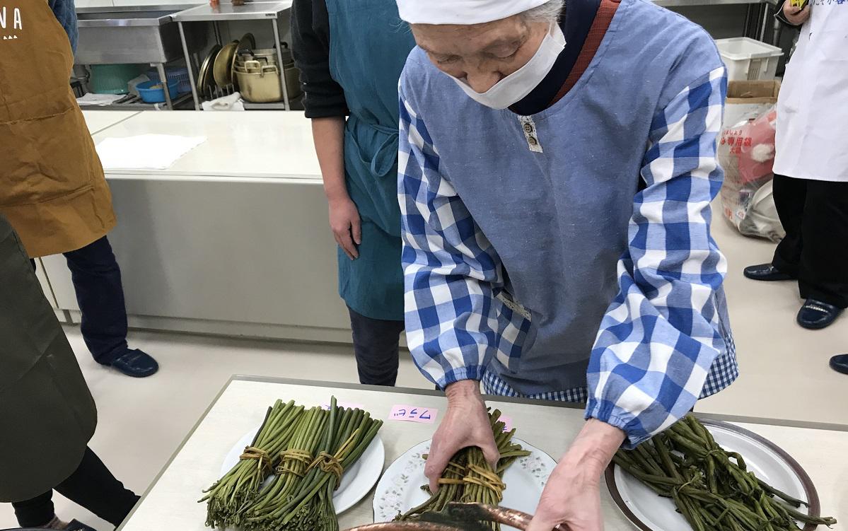 春の恵みを冬まで保存する 塩蔵 の技術 地域づくり応援団が行く 子どもに自然体験を 長野県小谷村の観光情報 自然体験を発信するwebメディア